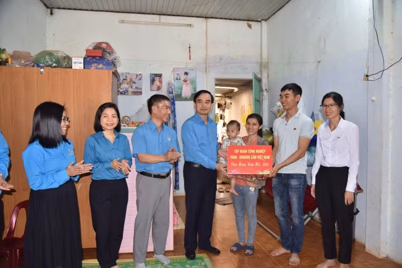 Chủ tịch Công đoàn TKV Lê Thanh Xuân cùng đoàn công tác thăm hỏi, tặng quà người lao động Công ty Nhôm Đăk Nông.