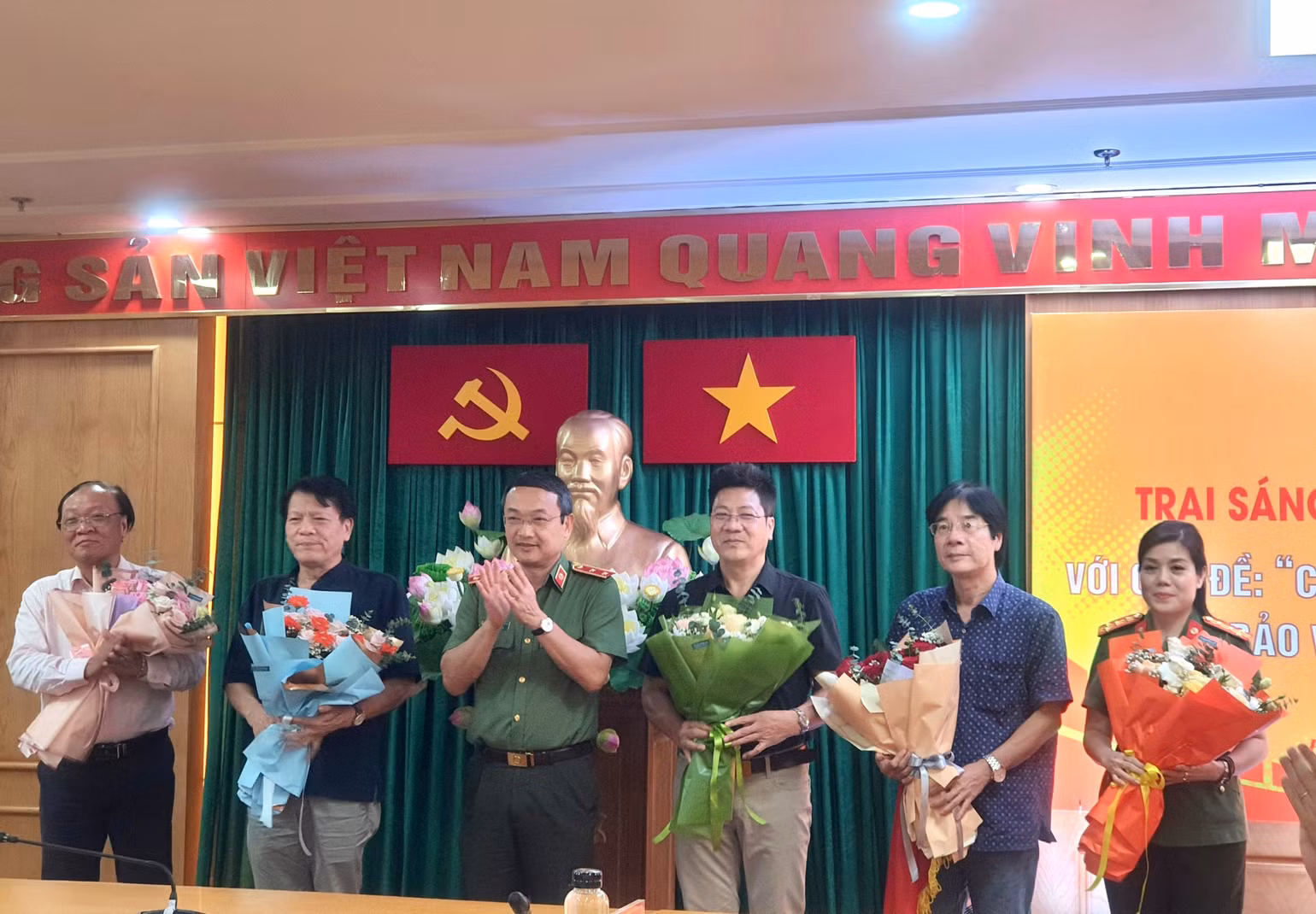 Tặng hoa các văn nghệ sĩ tham dự trại sáng tác. Tặng hoa các văn nghệ sĩ tham dự trại sáng tác.