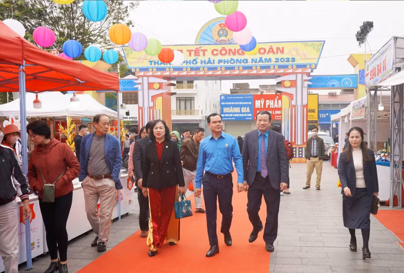 Lãnh đạo Tổng Liên đoàn Lao động Việt Nam tham gia chợ Tết Công đoàn năm 2023, do Liên đoàn Lao động thành phố Hải Phòng tổ chức.