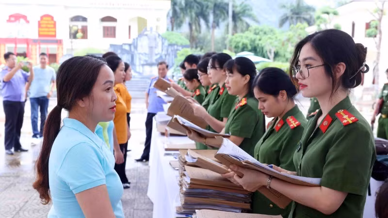 Các đối tượng được đặc xá được cấp giấy chứng nhận, thẻ căn cước, sim điện thoại, tiền tái hòa nhập cộng đồng, tài sản lưu ký trước khi ra khỏi cổng trại.