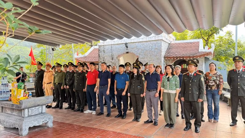 Đoàn dâng hương tại Nghĩa trang Quốc gia Vị Xuyên, Nghĩa trang cao điểm 468.
