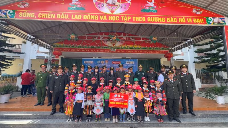 Trao quà tặng học sinh và giáo viên Trường Phổ thông dân tộc bán trú tiểu học Lũng Cú.