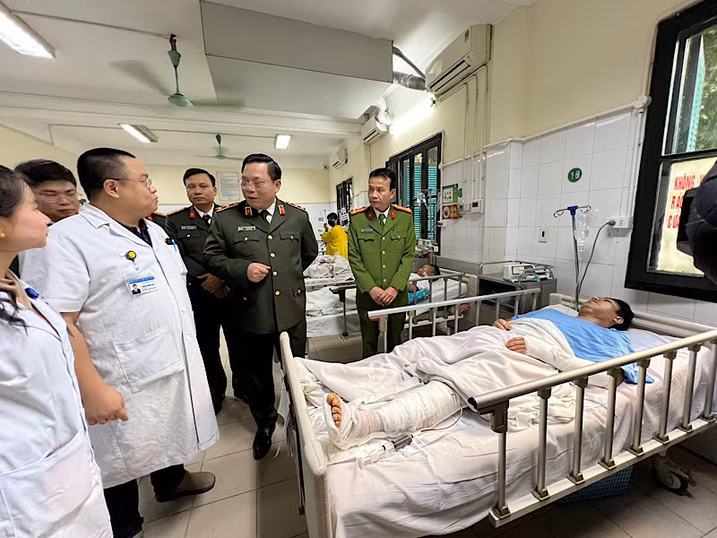 Trung tướng Nguyễn Hải Trung trao đổi tình hình sức khoẻ của Thượng úy Trương Văn Tú với các bác sĩ Bệnh viện Việt Đức.