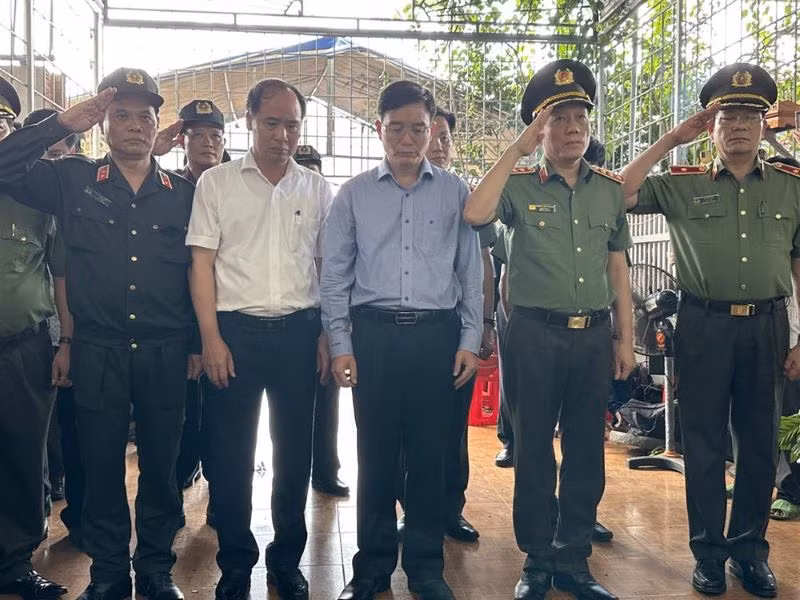 Lãnh đạo Bộ Công an và tỉnh Đắk Lắk thăm, viếng các nạn nhân ảnh 1