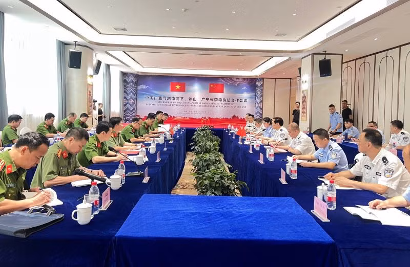 Các đại biểu tham dự hội đàm. Các đại biểu tham dự hội đàm.