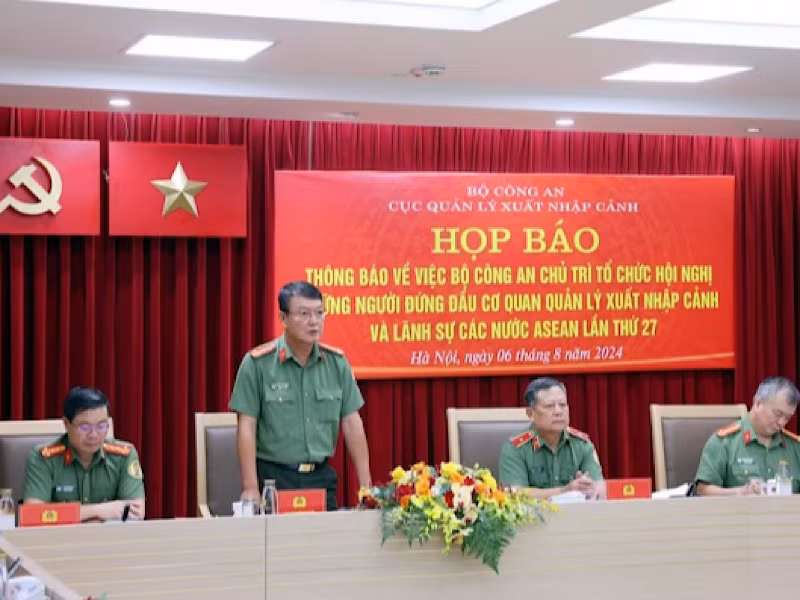 Đại tá Đặng Tuấn Việt, Phó Cục trưởng Cục Quản lý xuất nhập cảnh phát biểu tại buổi họp báo.