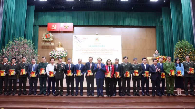 Trao tặng sách cho các đại biểu.