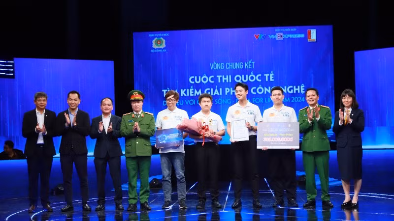 Ban tổ chức trao giải nhất trị giá 300 triệu đồng cho đội GoTrust. Ban tổ chức trao giải nhất trị giá 300 triệu đồng cho đội GoTrust.