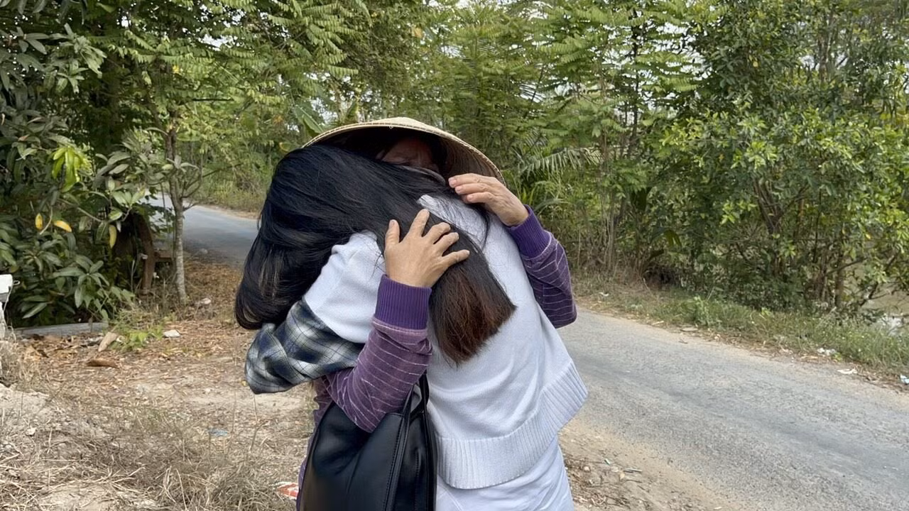 Nạn nhân mua bán người trở về trong vòng tay gia đình. Nạn nhân mua bán người trở về trong vòng tay gia đình.