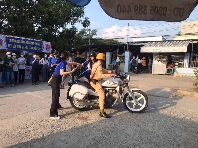 Cảnh sát giao thông Công an huyện Ninh Hải, Ninh Thuận sử dụng xe mô-tô đặc chủng chở nữ sinh về nhà lấy giấy tờ dự thi.
