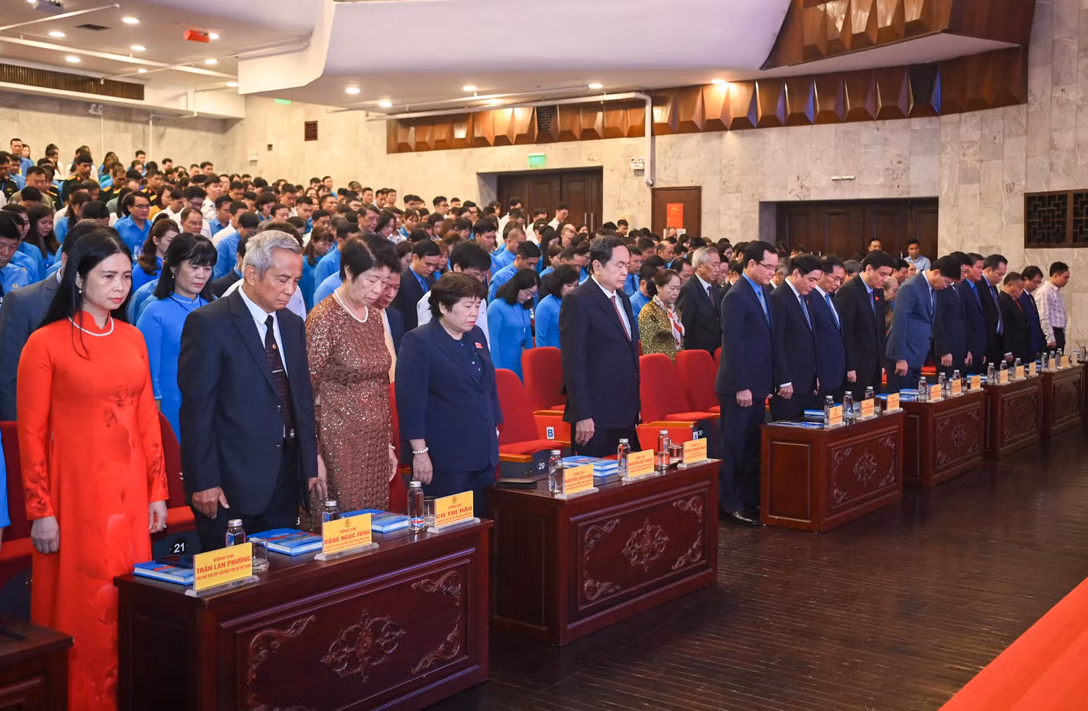 Các đại biểu dành một phút mặc niệm Tổng Bí thư Nguyễn Phú Trọng. (Ảnh: Duy Linh)
