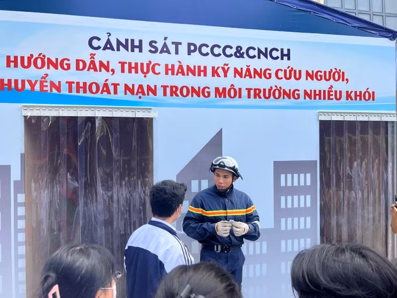 Hướng dẫn học sinh trước khi trải nghiệm thoát nạn trong đám cháy có khói.