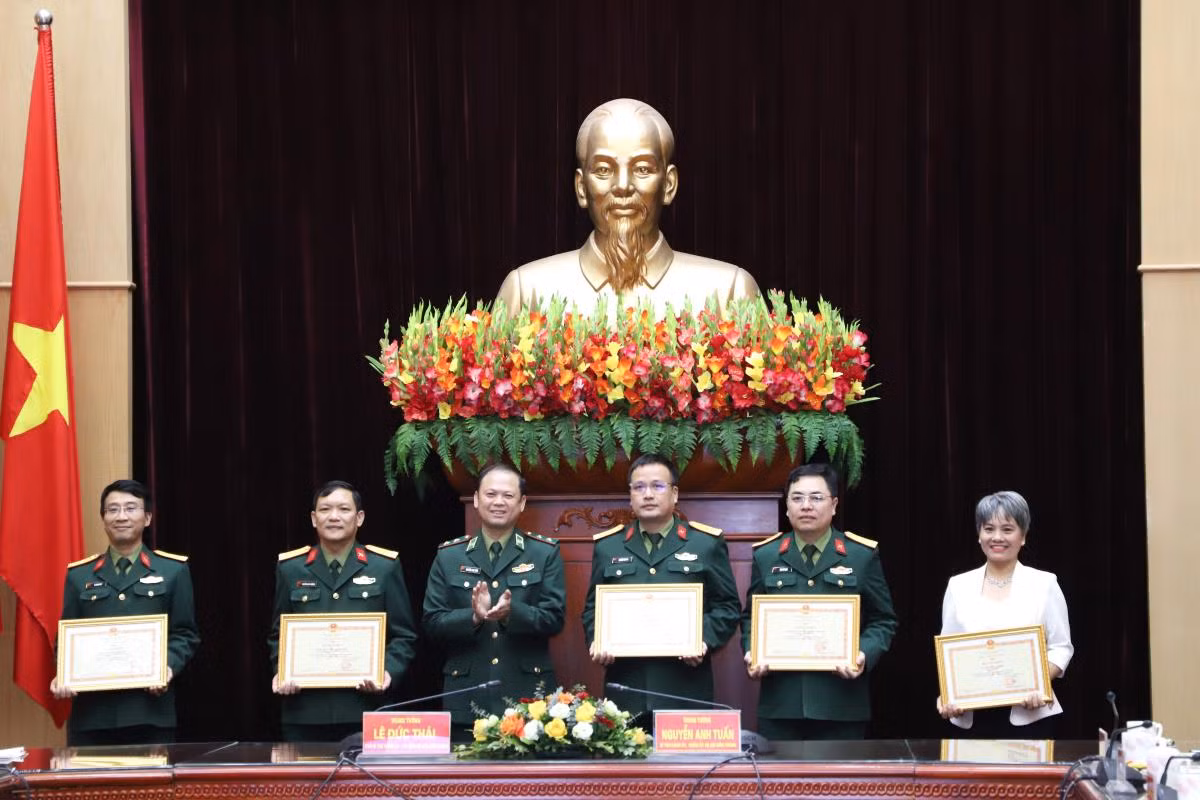 Trung tướng Nguyễn Anh Tuấn trao Bằng khen tặng các tập thể vì đã có thành tích xuất sắc trong công tác tuyên truyền về biên giới và Bộ đội Biên phòng năm 2023. Trung tướng Nguyễn Anh Tuấn trao Bằng khen tặng các tập thể vì đã có thành tích xuất sắc trong công tác tuyên truyền về biên giới và Bộ đội Biên phòng năm 2023.