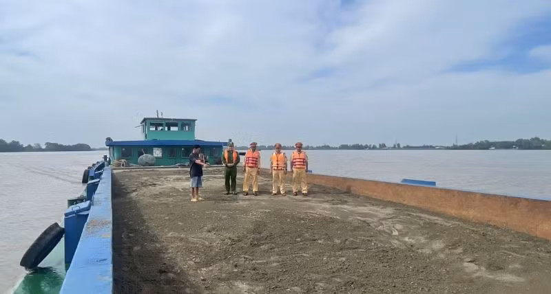 Xử lý, bắt giữ gần 2,7 nghìn m3 cát trên sông Tiền (tỉnh Tiền Giang).
