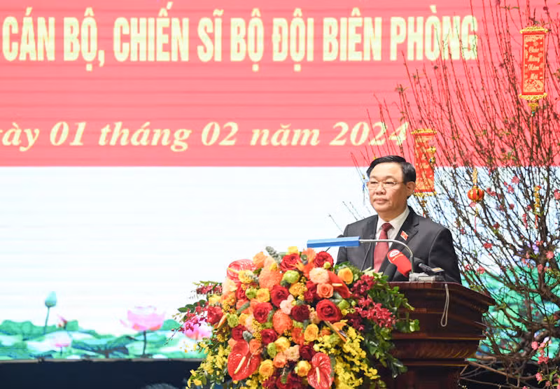 Chủ tịch Quốc hội Vương Đình Huệ phát biểu chúc Tết cán bộ, chiến sĩ Bộ đội Biên phòng. (Ảnh: DUY LINH)