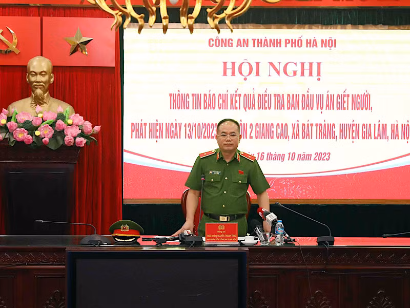 Thiếu tướng Nguyễn Thanh Tùng trả lời các câu hỏi của báo chí. Thiếu tướng Nguyễn Thanh Tùng trả lời các câu hỏi của báo chí.