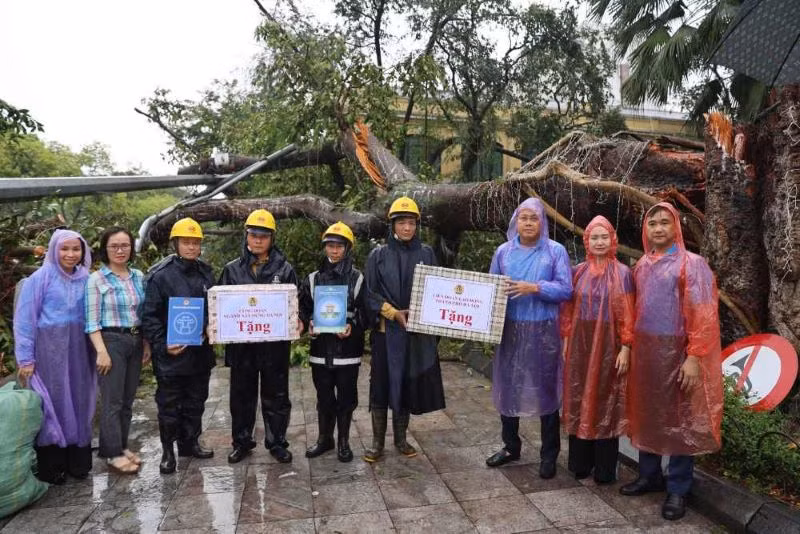 Tặng quà công nhân Công ty HAPULICO.