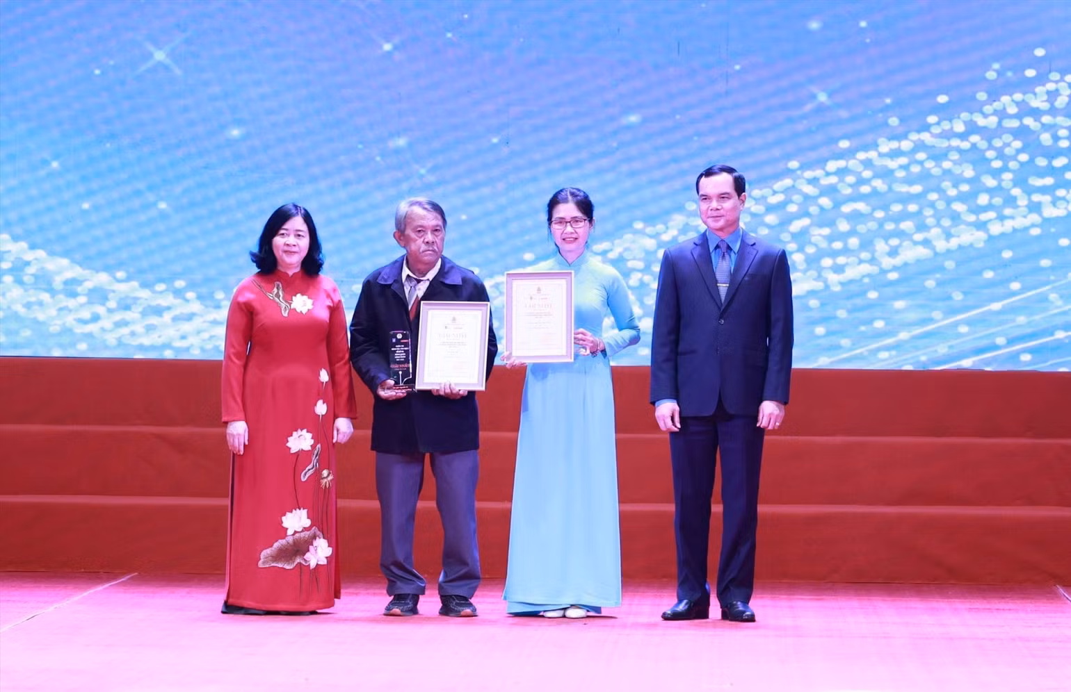 Đồng chí Bùi Thị Minh Hoài, Trưởng Ban Dân vận Trung ương và đồng chí Nguyễn Đình Khang, Chủ tịch Tổng Liên đoàn Lao động Việt Nam trao giải Nhất cho các tác giả. Đồng chí Bùi Thị Minh Hoài, Trưởng Ban Dân vận Trung ương và đồng chí Nguyễn Đình Khang, Chủ tịch Tổng Liên đoàn Lao động Việt Nam trao giải Nhất cho các tác giả.