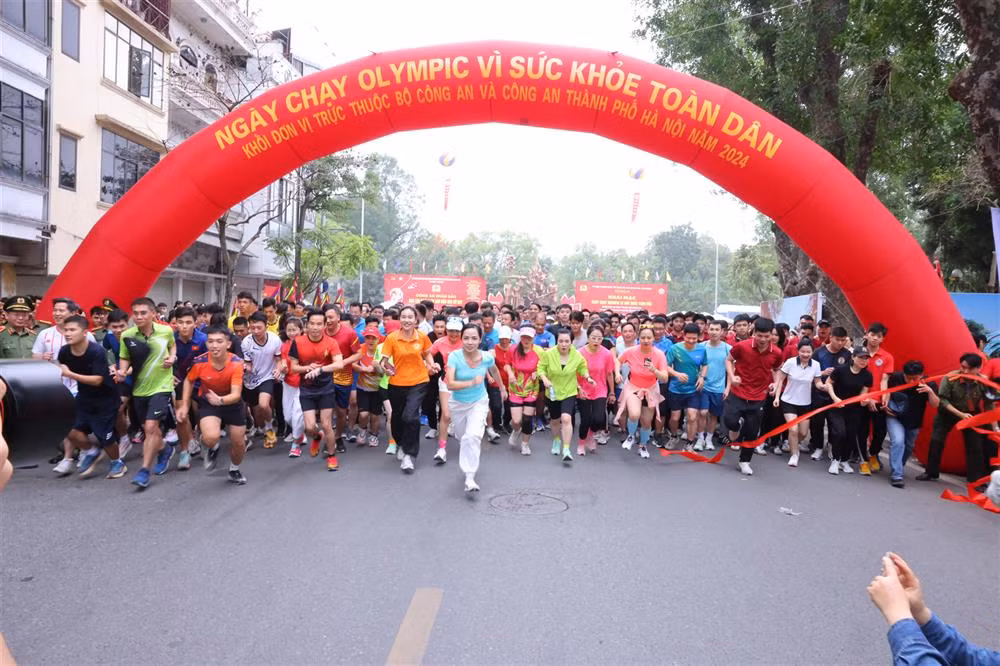 Chạy cự ly: 1,2km, quanh vòng hồ Thiền Quang.