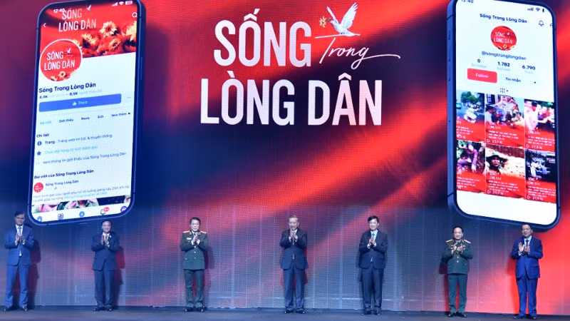 Tổng Bí thư Tô Lâm và các đại biểu thực hiện nghi thức phát động "Chiến dịch Hoa hướng dương". Tổng Bí thư Tô Lâm và các đại biểu thực hiện nghi thức phát động "Chiến dịch Hoa hướng dương".