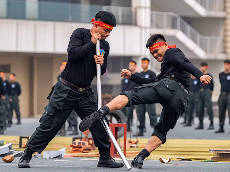 Một màn võ thuật. Một màn võ thuật.