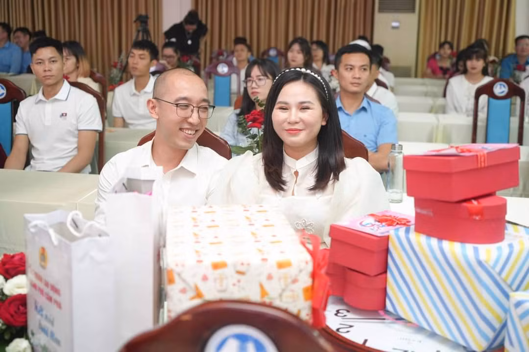Nụ cười của một cặp đôi tham dự chương trình. Nụ cười của một cặp đôi tham dự chương trình.