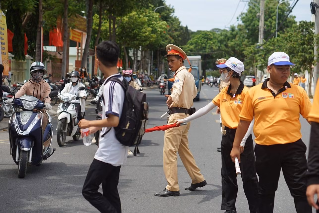 Dưới tiết trời nắng nóng, lực lượng Cảnh sát Giao thông, Công an thành phố Phan Rang-Tháp Chàm (Ninh Thuận) căng mình điều tiết giao thông, bảo đảm an toàn cho các thí sinh.