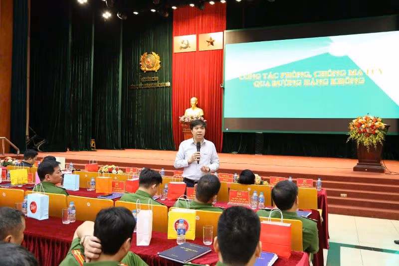 Phó Tổng giám đốc Công ty cổ phần chuyển phát nhanh EMS Trần Anh Tuấn phát biểu tại hội nghị. Phó Tổng giám đốc Công ty cổ phần chuyển phát nhanh EMS Trần Anh Tuấn phát biểu tại hội nghị.