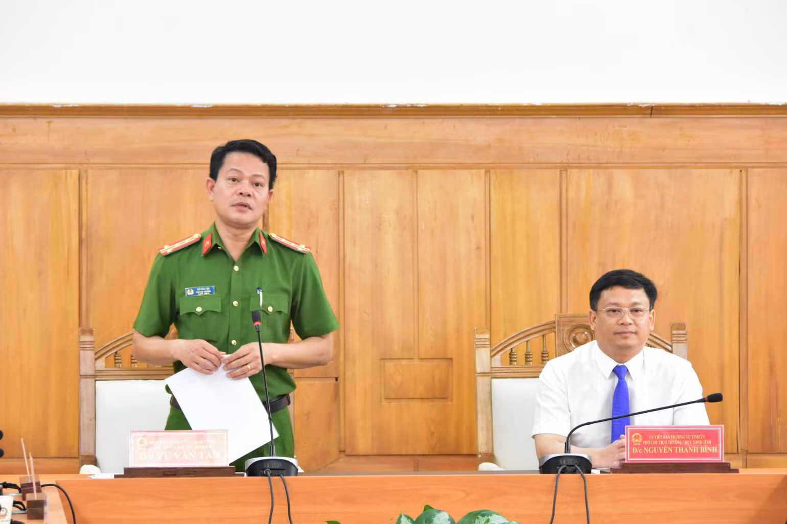Đại tá Vũ Văn Tấn, Phó Cục trưởng Cục Cảnh sát Quản lý hành chính về trật tự xã hội, Thư ký Tổ Công tác triển khai Đề án 06 của Chính phủ (bên trái). Đại tá Vũ Văn Tấn, Phó Cục trưởng Cục Cảnh sát Quản lý hành chính về trật tự xã hội, Thư ký Tổ Công tác triển khai Đề án 06 của Chính phủ (bên trái).