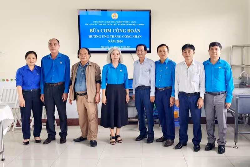 Chủ tịch Liên đoàn Lao động tỉnh Hậu Giang dự Bữa cơm Công đoàn tại Công ty TNHH MTV Thuốc thú y và Chế phẩm sinh học Vemedim. Chủ tịch Liên đoàn Lao động tỉnh Hậu Giang dự Bữa cơm Công đoàn tại Công ty TNHH MTV Thuốc thú y và Chế phẩm sinh học Vemedim.
