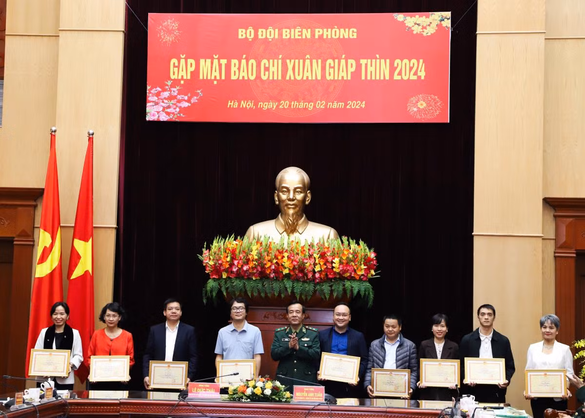 Trung tướng Lê Đức Thái trao Bằng khen của Bộ Tư lệnh Bộ đội Biên phòng tặng các cá nhân vì đã có thành tích xuất sắc trong công tác tuyên truyền năm 2023. Trung tướng Lê Đức Thái trao Bằng khen của Bộ Tư lệnh Bộ đội Biên phòng tặng các cá nhân vì đã có thành tích xuất sắc trong công tác tuyên truyền năm 2023.