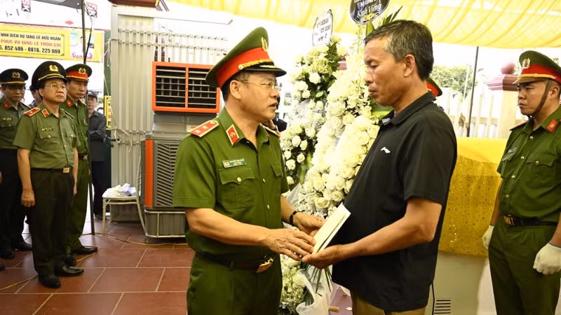 Thứ trưởng Nguyễn Văn Long trao hỗ trợ của Bộ Công an đến gia đình đồng chí Nguyễn Đăng Khải. Thứ trưởng Nguyễn Văn Long trao hỗ trợ của Bộ Công an đến gia đình đồng chí Nguyễn Đăng Khải.