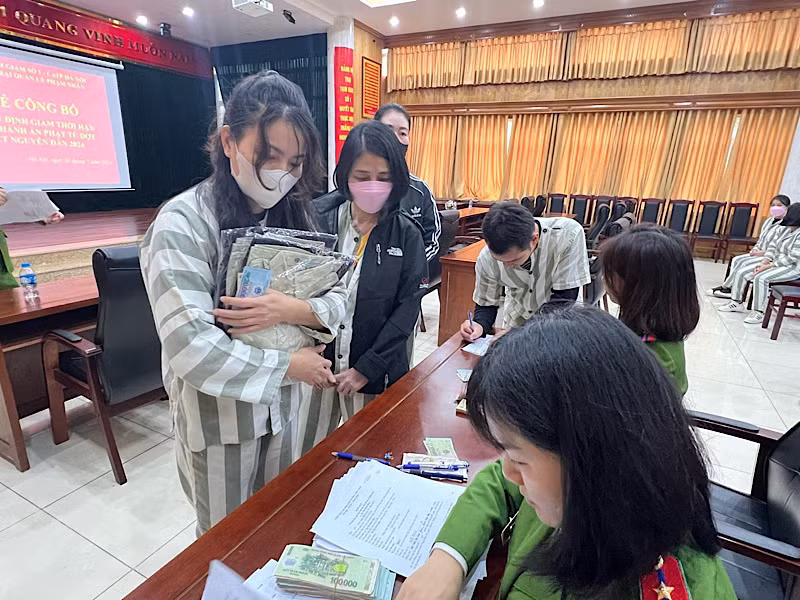 Làm thủ tục ra trại.