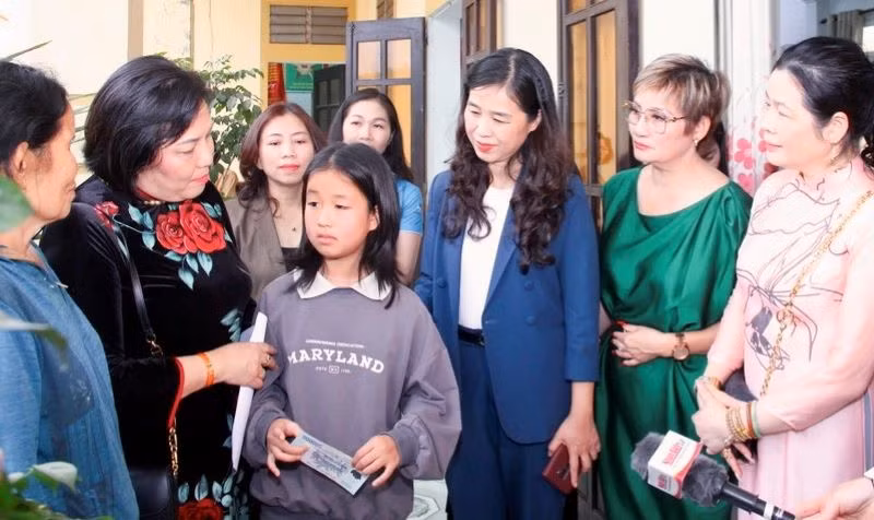 Phó Chủ tịch Liên hiệp Hội phụ nữ Việt Nam tại Cộng hòa Liên bang Đức Nguyễn Thị Hải Vân và Chủ tịch Hội Liên hiệp phụ nữ tỉnh Nghệ An Nguyễn Thị Quỳnh Hoa thăm hỏi, động viên trẻ mồ côi có hoàn cảnh khó khăn. Ảnh: Tôn Thất Quốc Thiện. Phó Chủ tịch Liên hiệp Hội phụ nữ Việt Nam tại Cộng hòa Liên bang Đức Nguyễn Thị Hải Vân và Chủ tịch Hội Liên hiệp phụ nữ tỉnh Nghệ An Nguyễn Thị Quỳnh Hoa thăm hỏi, động viên trẻ mồ côi có hoàn cảnh khó khăn. Ảnh: Tôn Thất Quốc Thiện.