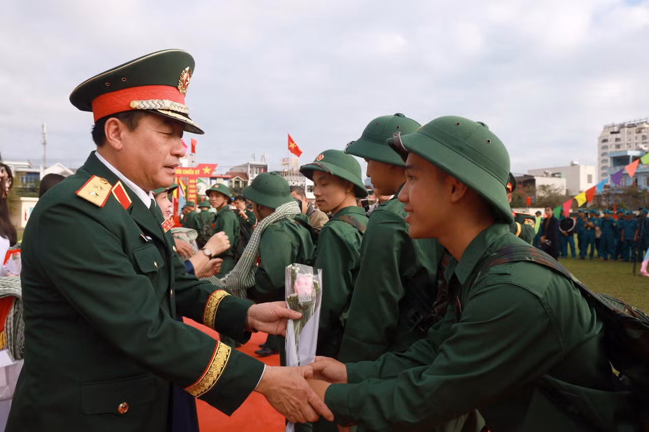 Trung tướng Trương Thiên Tô, Phó Chủ nhiệm Tổng cục Chính trị Quân đội Nhân dân Việt Nam dự lễ giao nhận quân và tặng hoa động viên thanh niên nhập ngũ tại thành phố Tuy Hòa, Phú Yên ( Ảnh: Xuân Triệu)