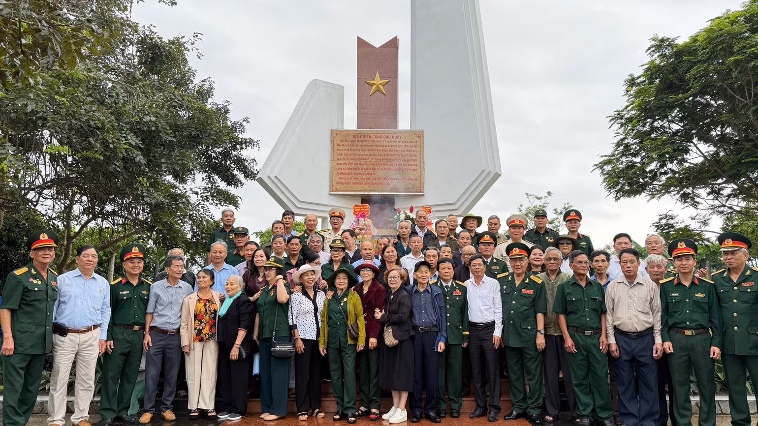 Đoàn cựu chiến binh Tiểu đoàn 13 thăm lại chiến trường xưa, dâng hương tại Di tích lịch sử Địa điểm diễn ra trận đánh Cầu Cháy, tưởng nhớ những người lính đã hy sinh trong trận đánh mở màn chiến dịch giải phóng tỉnh Phú Yên.