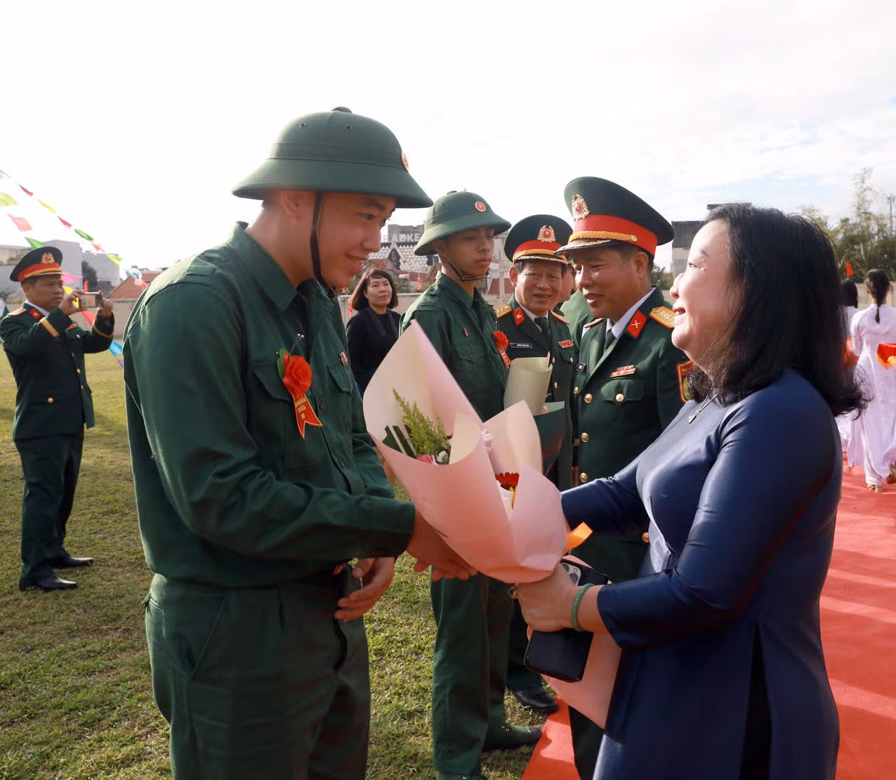 Đồng chí Cao Thị Hòa An, Phó Bí thư Thường trực Tỉnh ủy, Chủ tịch HĐND tỉnh Phú Yên động viên thanh niên lên đường nhập ngũ. (Ảnh: Xuân Triệu)