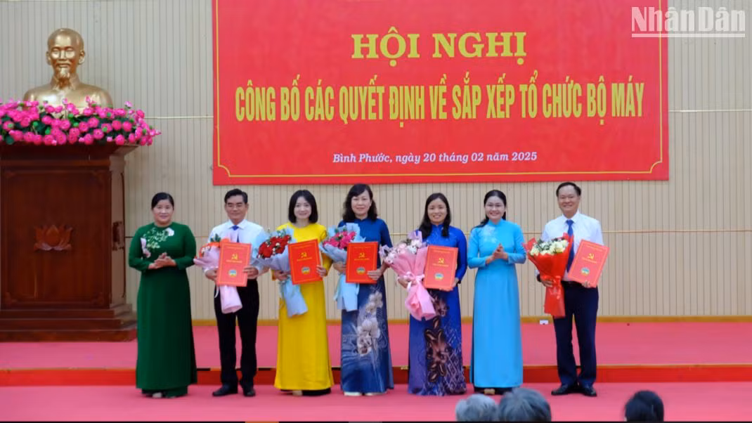 Các đồng chí nhận nhiệm vụ tại Ban Tuyên giáo và Dân vận Tỉnh ủy. Các đồng chí nhận nhiệm vụ tại Ban Tuyên giáo và Dân vận Tỉnh ủy.