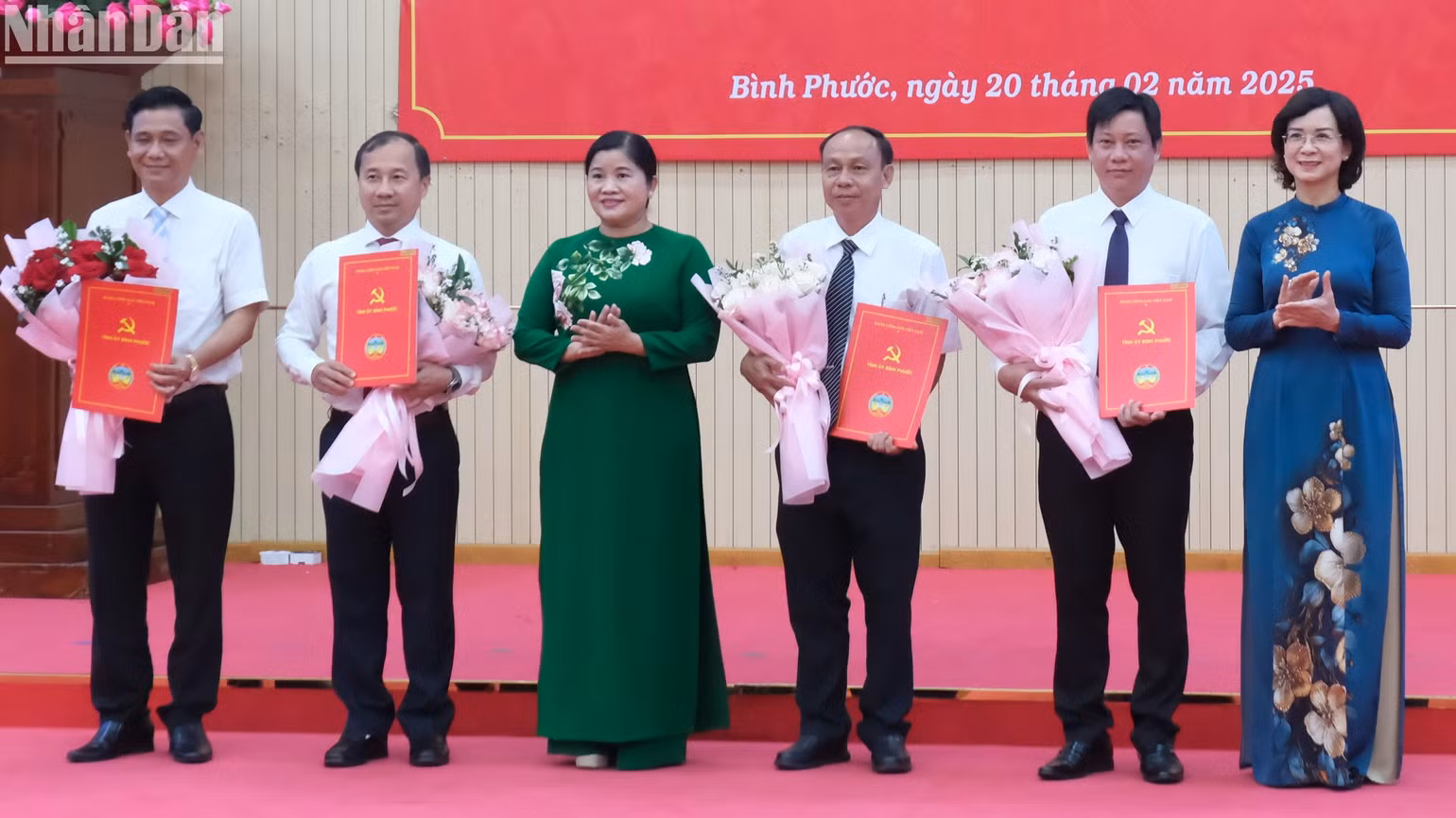 Lãnh đạo tỉnh Bình Phước trao quyết định bổ nhiệm Ban giám đốc Sở Xây dựng. Lãnh đạo tỉnh Bình Phước trao quyết định bổ nhiệm Ban giám đốc Sở Xây dựng.