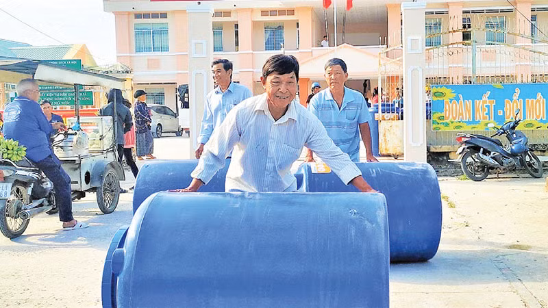 Niềm vui của người dân xã Bình Giang, huyện Hòn Đất (Kiên Giang) khi nhận bồn chứa nước.