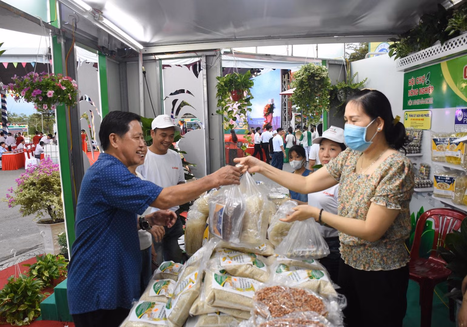 Đông đảo người dân tham quan Hội chợ Nông nghiệp Hòa Vang. Đông đảo người dân tham quan Hội chợ Nông nghiệp Hòa Vang.