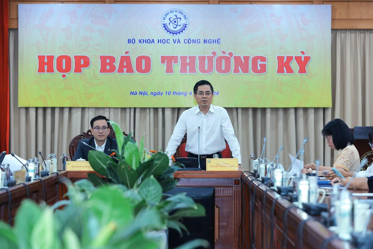 Thứ trưởng Nguyễn Hoàng Giang điều hành họp báo. Thứ trưởng Nguyễn Hoàng Giang điều hành họp báo.