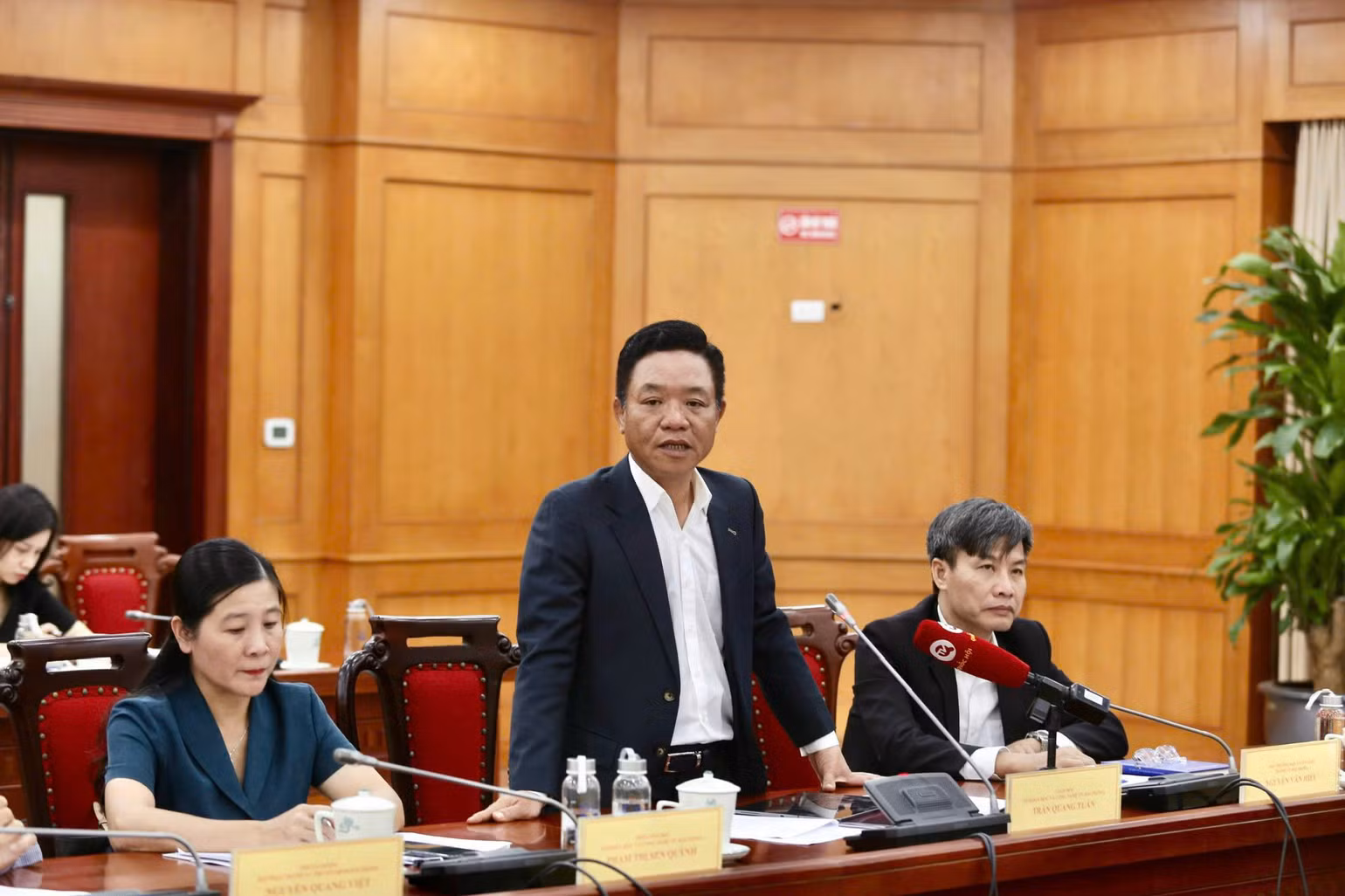 Lãnh đạo Sở Khoa học và Công nghệ Hải Phòng trả lời các câu hỏi của đại biểu.