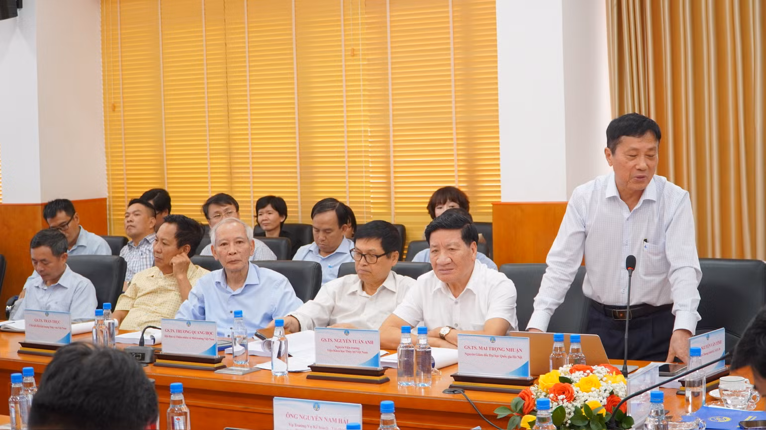 Đại biểu tham luận tại hội thảo.