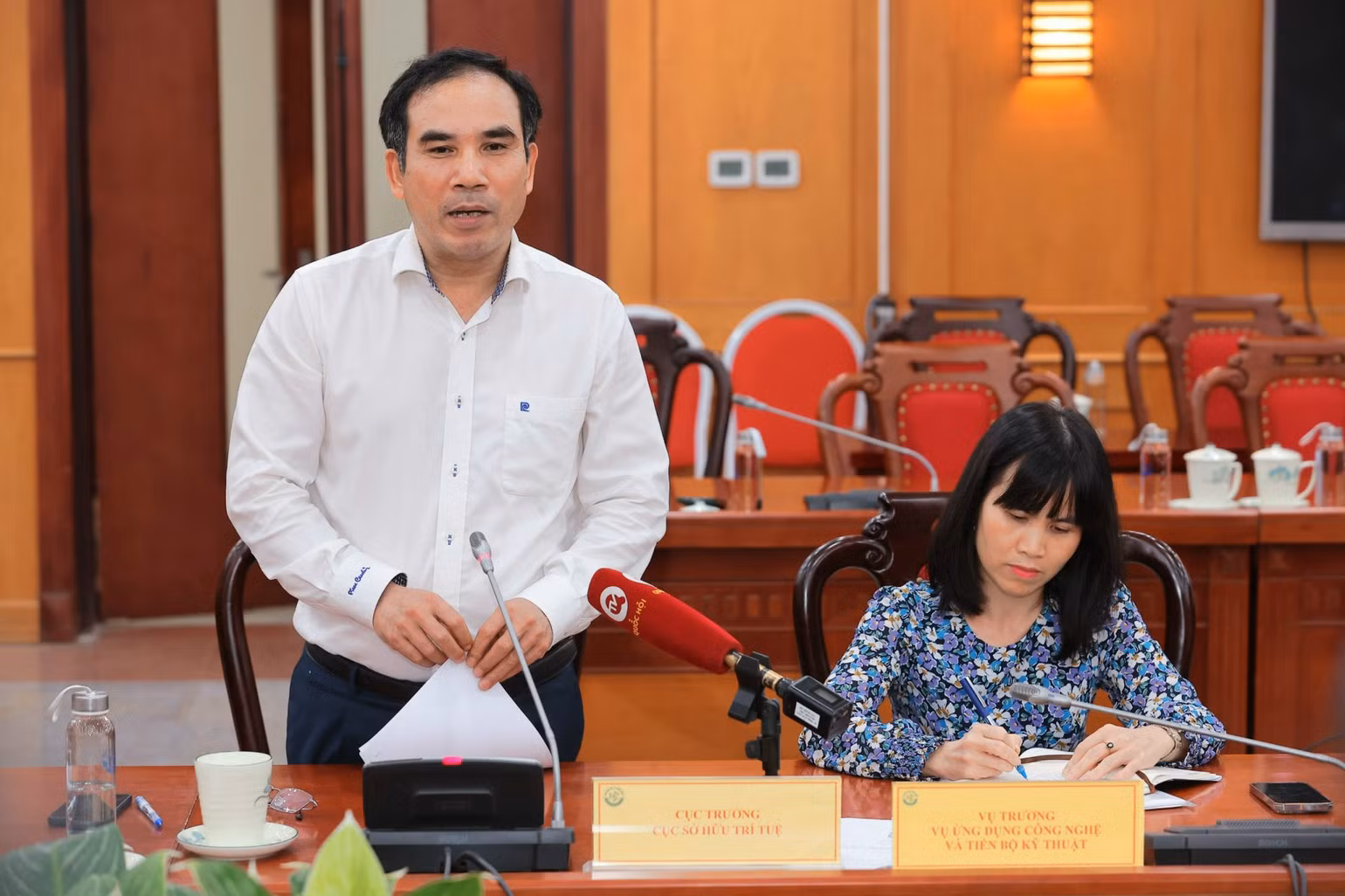Đại diện lãnh đạo đơn vị chuyên môn của Bộ Khoa học và Công nghệ trả lời báo chí về các vấn đề liên quan. Đại diện lãnh đạo đơn vị chuyên môn của Bộ Khoa học và Công nghệ trả lời báo chí về các vấn đề liên quan.
