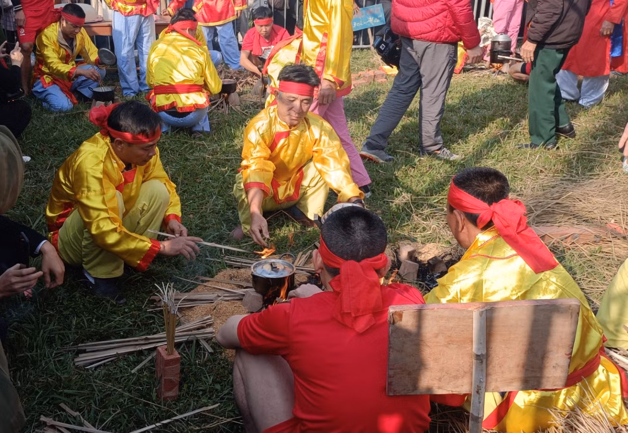 Thi nấu cơm trong lễ hội chùa Keo mùa xuân.