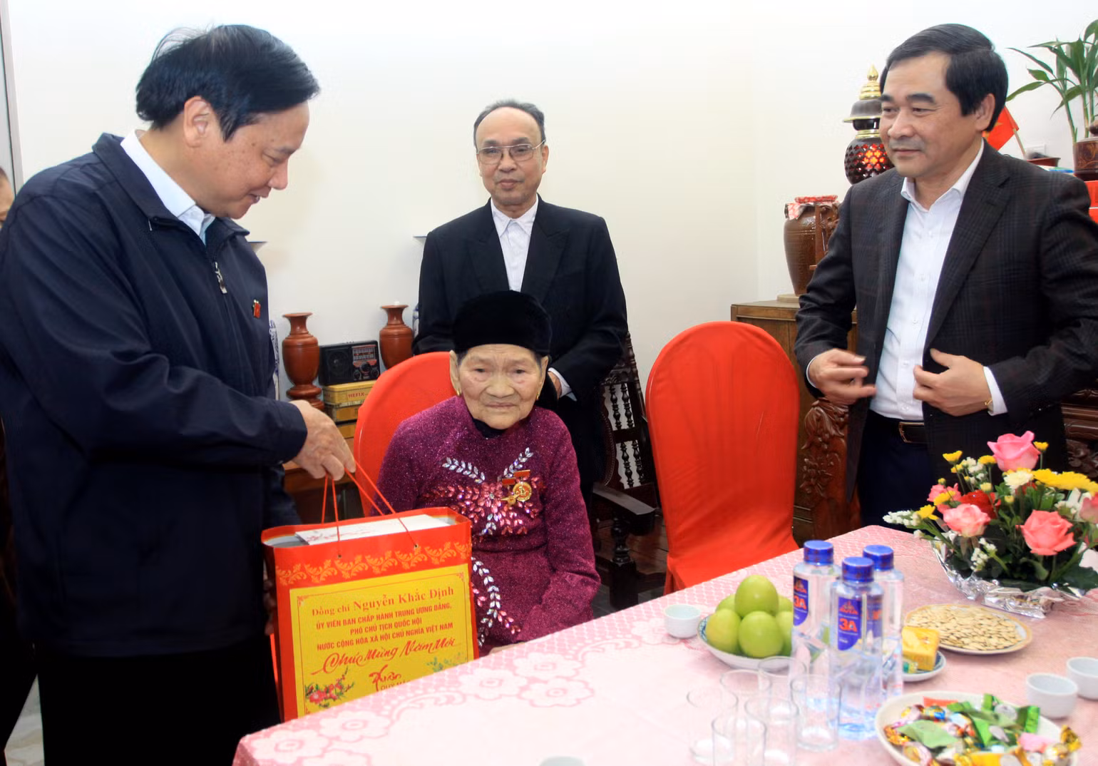 Phó Chủ tịch Quốc hội Nguyễn Khắc Định thăm, tặng quà gia đình Mẹ Việt Nam anh hùng Lê Thị Gái (xã Quỳnh Hồng, huyện Quỳnh Phụ, tỉnh Thái Bình) Phó Chủ tịch Quốc hội Nguyễn Khắc Định thăm, tặng quà gia đình Mẹ Việt Nam anh hùng Lê Thị Gái (xã Quỳnh Hồng, huyện Quỳnh Phụ, tỉnh Thái Bình)