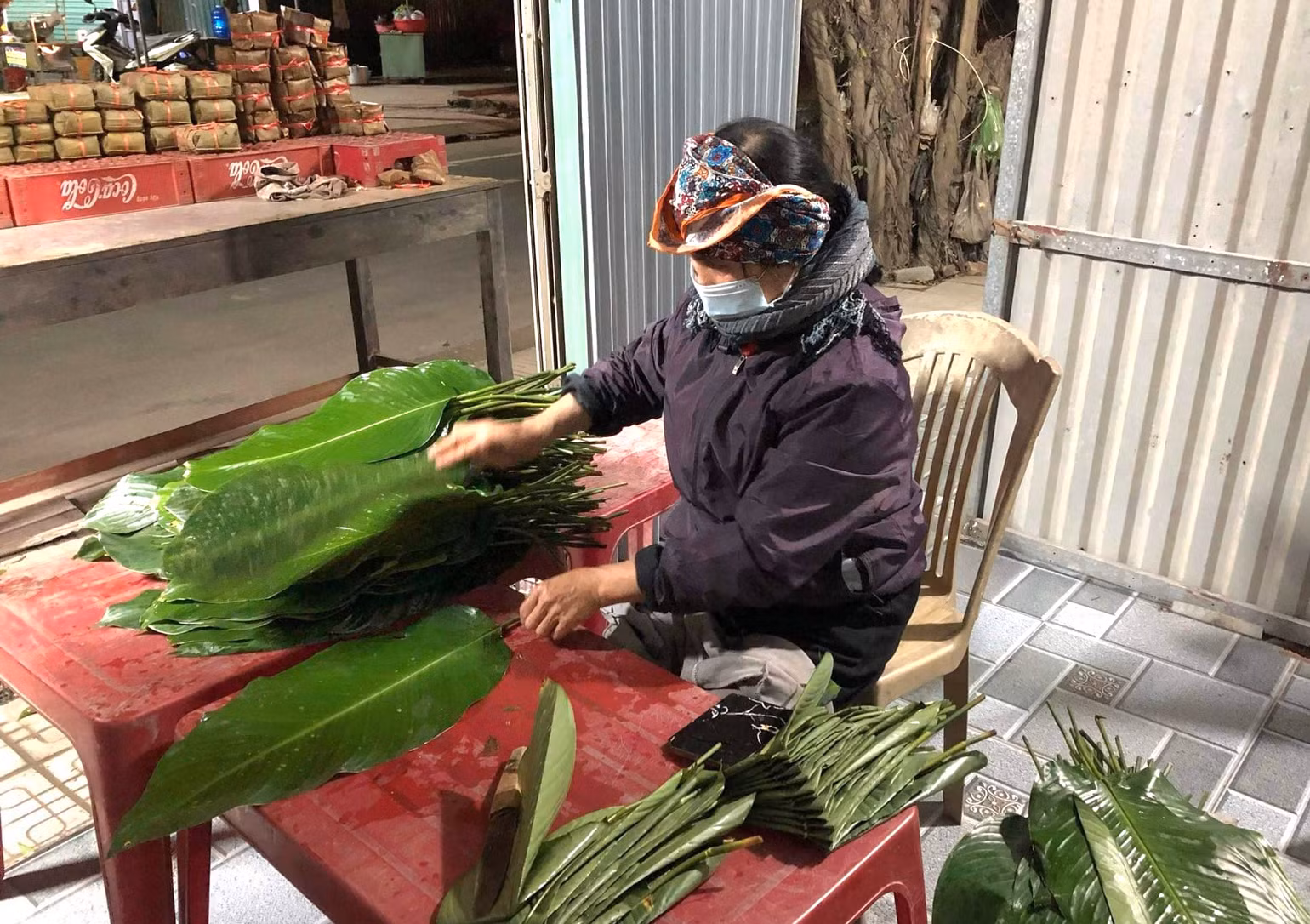 Lá dong gói bánh được lấy từ Thanh Hóa, cũng phải tuyển chọn lá không già quá hay non quá để khi luộc xong vỏ bánh, thân bánh có màu xanh nõn, nhìn ngon mắt. Lá dong gói bánh được lấy từ Thanh Hóa, cũng phải tuyển chọn lá không già quá hay non quá để khi luộc xong vỏ bánh, thân bánh có màu xanh nõn, nhìn ngon mắt.