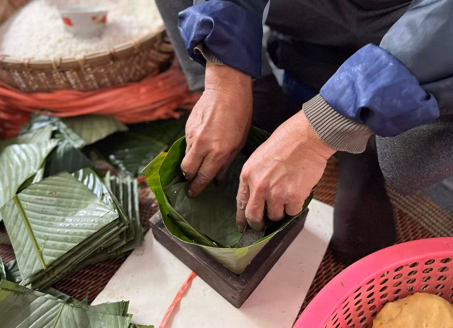 Trải qua biến thiên của thời gian, bánh chưng cầu Báng vẫn giữ được cốt cách, hương vị truyền thống. Trải qua biến thiên của thời gian, bánh chưng cầu Báng vẫn giữ được cốt cách, hương vị truyền thống.