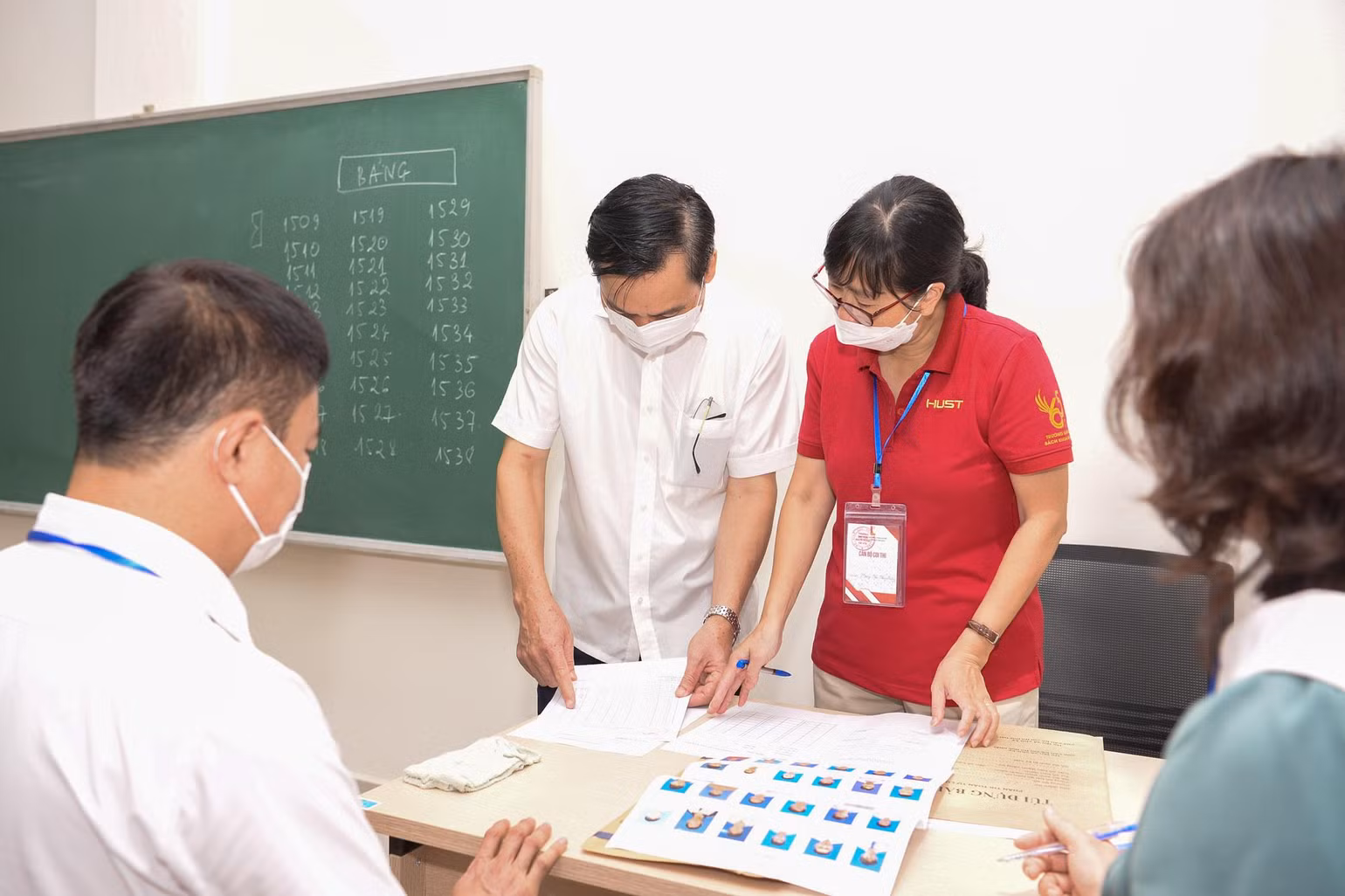 Trong tổ chức Kỳ thi đánh giá tư duy, các khâu chuẩn bị cơ sở vật chất đến công tác trông thi, chấm thi, phục vụ thi… đều do cán bộ, giảng viên của Trường đại học Bách khoa Hà Nội triển khai. Dù thi tại 5 điểm khác nhau nhưng tính công bằng, minh bạch của kỳ thi được bảo đảm tuyệt đối.